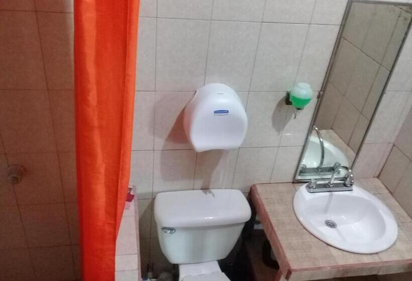 فندق صغير Hostal Eco Lodge La Chiponga