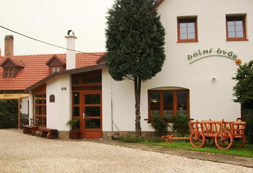 הוסטל Hostinec A Penzion Dolní Dvůr