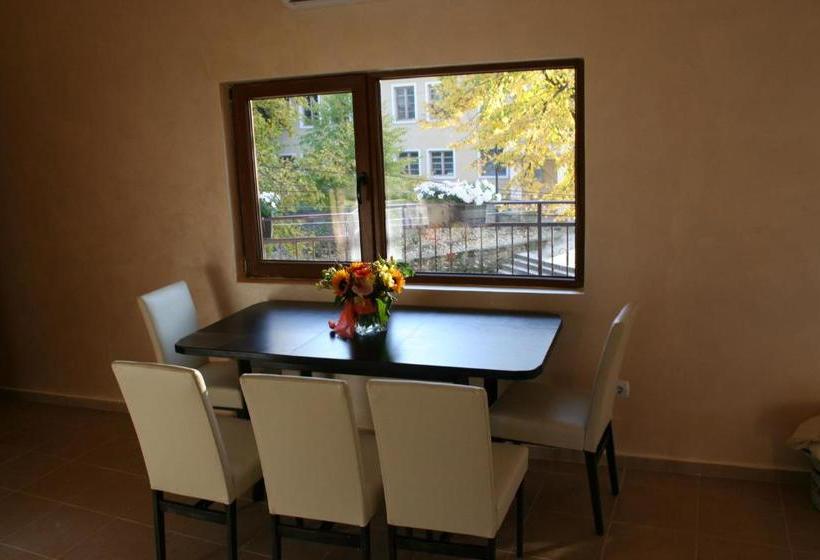 فندق The Old House