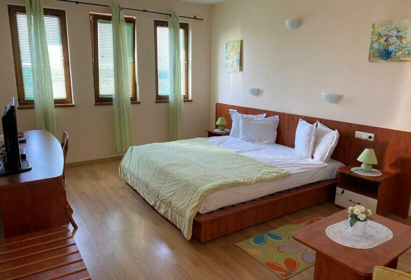 Пансион Guest House Golden Flake 4km From Bolata Beach