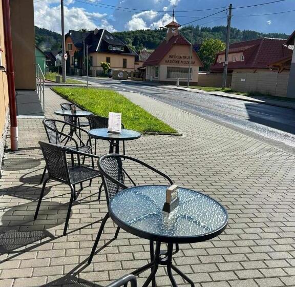 膳宿费 Penzion A Restaurace Na Salaši