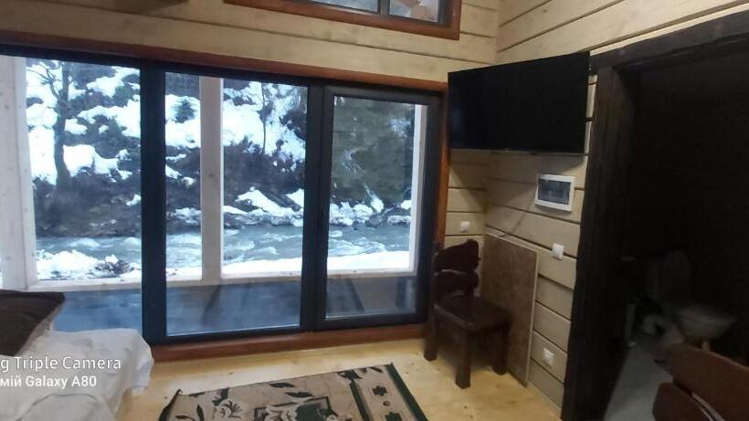 ユースホステル Berloga Sinevir