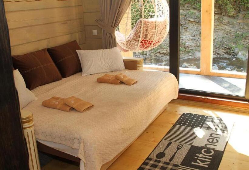 ユースホステル Berloga Sinevir