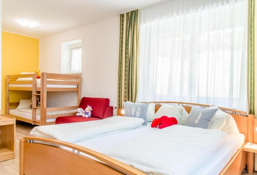 فندق صغير Gasthof   Restaurant Bernthaler