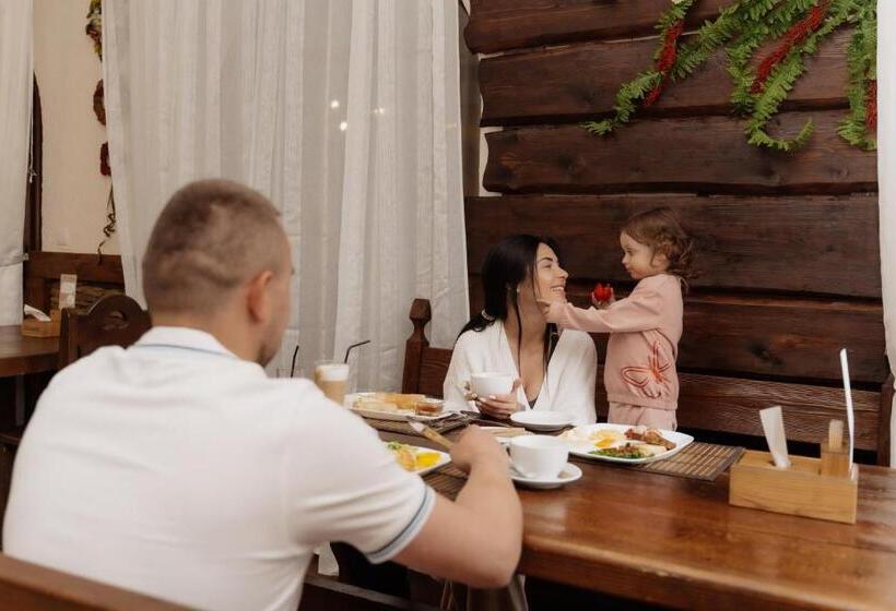 هاستل Oksamit Resort