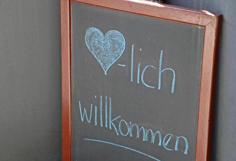 مبيت وإفطار Gasthof Pizzeria Weingarten