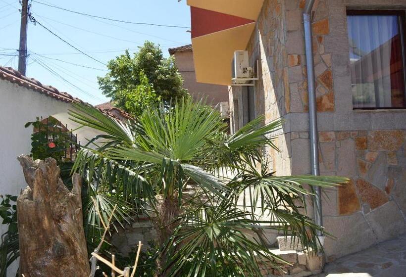 فندق Armira Family