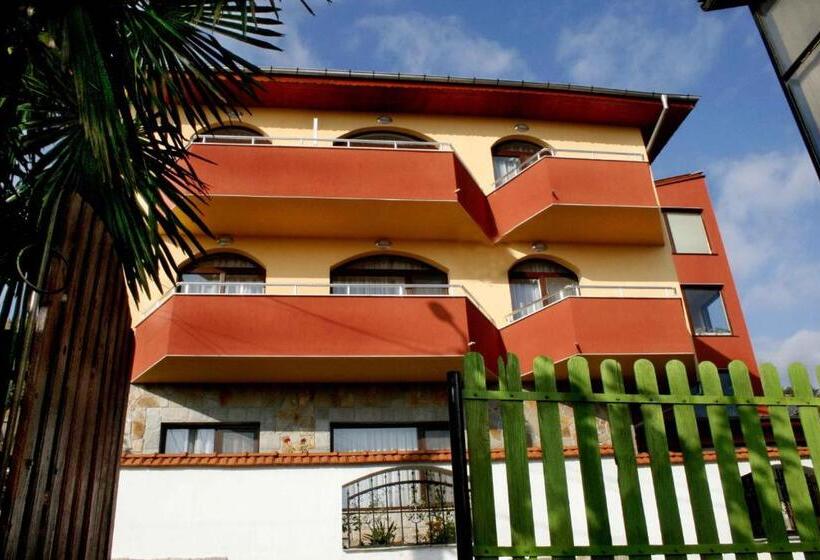 فندق Armira Family