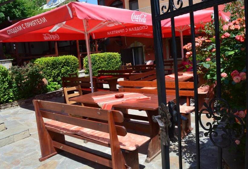 فندق Armira Family