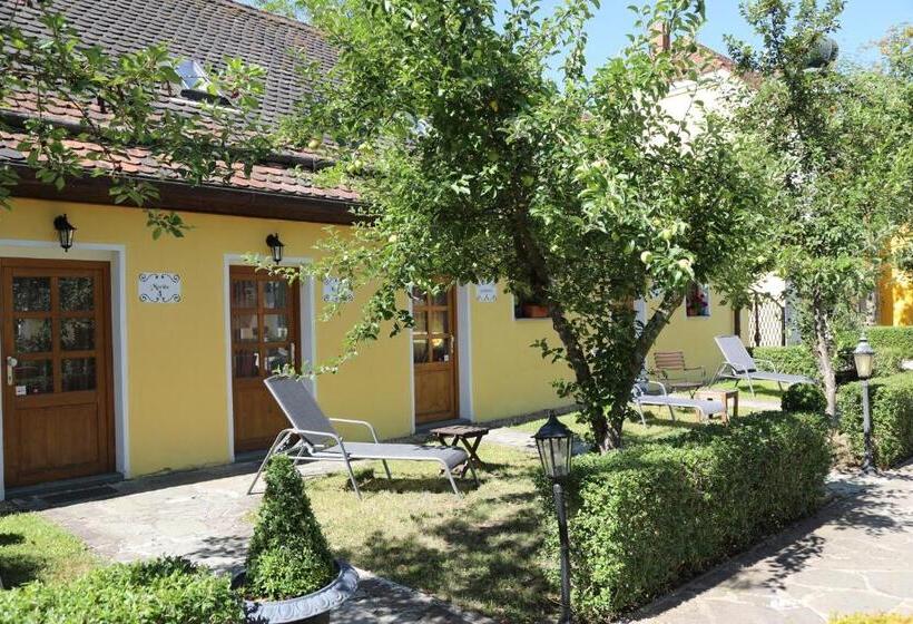 Отель Schlossresidenz Heitzenhofen