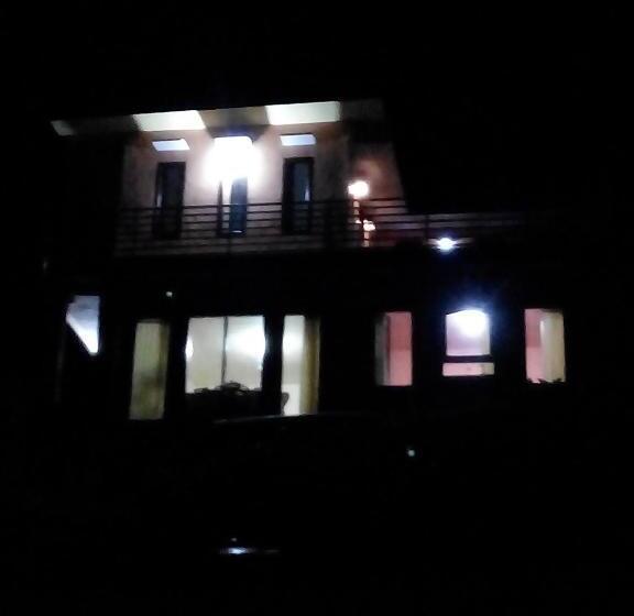 بنسيون Bromo Otix Guest House