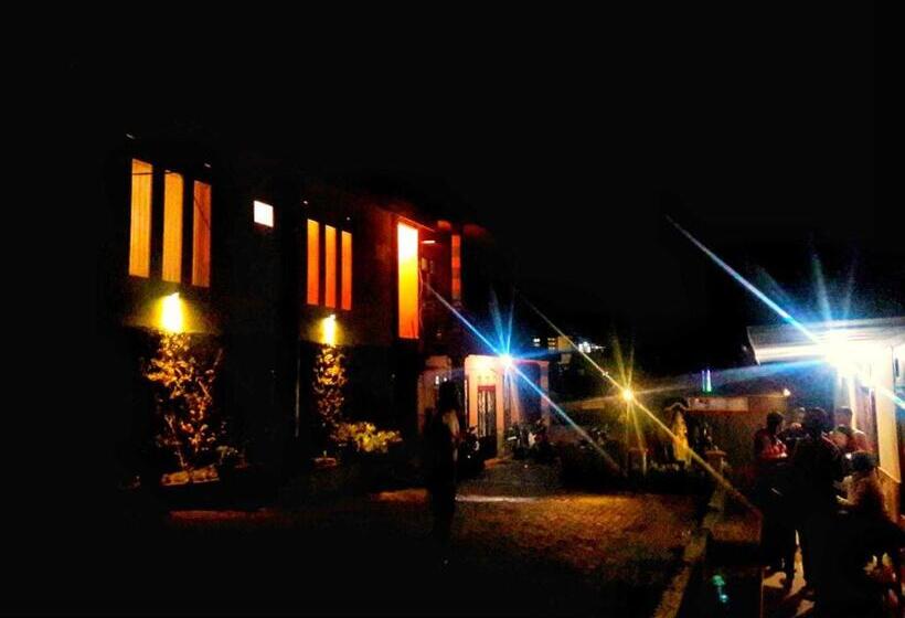 بنسيون Bromo Otix Guest House