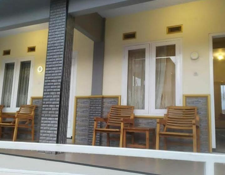 بنسيون Bromo Otix Guest House