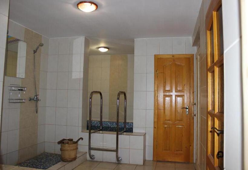 بنسيون Guest House Mandrivnyi Rooms&apartments