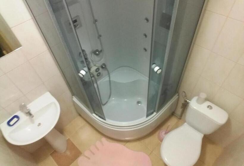 بنسيون Guest House Mandrivnyi Rooms&apartments