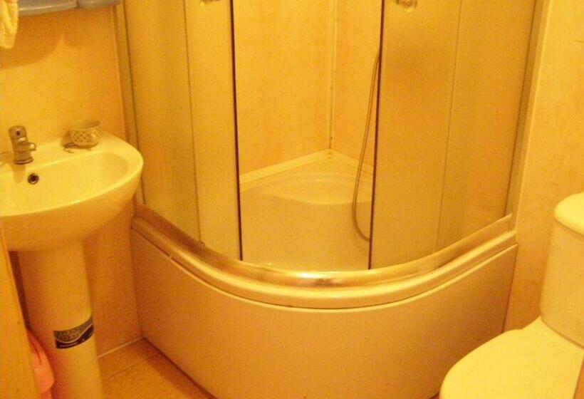 بنسيون Guest House Mandrivnyi Rooms&apartments