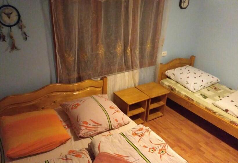بنسيون Guest House Mandrivnyi Rooms&apartments