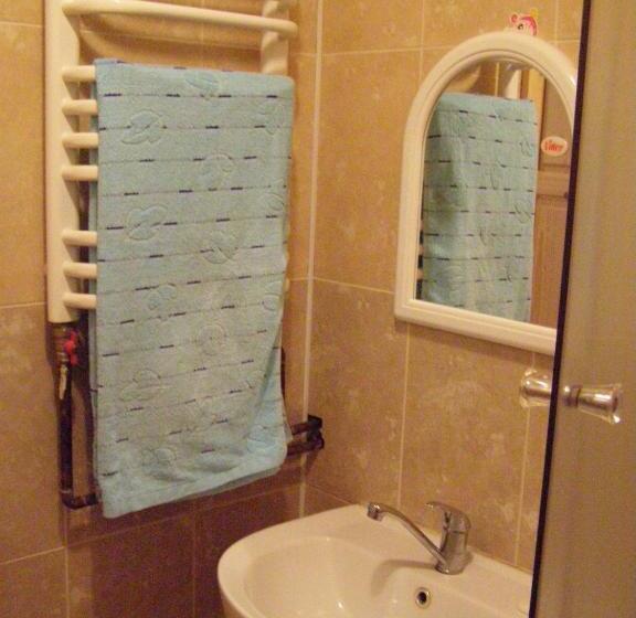 بنسيون Guest House Mandrivnyi Rooms&apartments