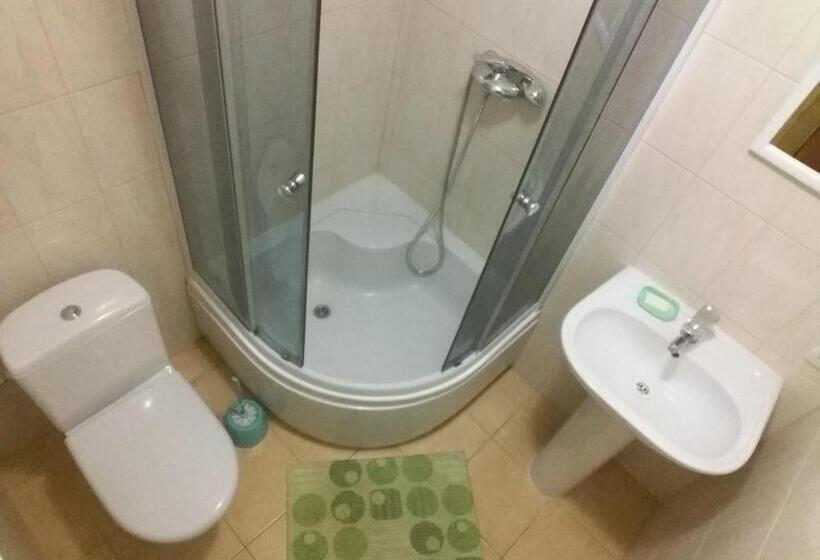 بنسيون Guest House Mandrivnyi Rooms&apartments