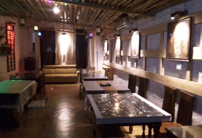 פנסיון Mudra Midtown Suites & Rooms