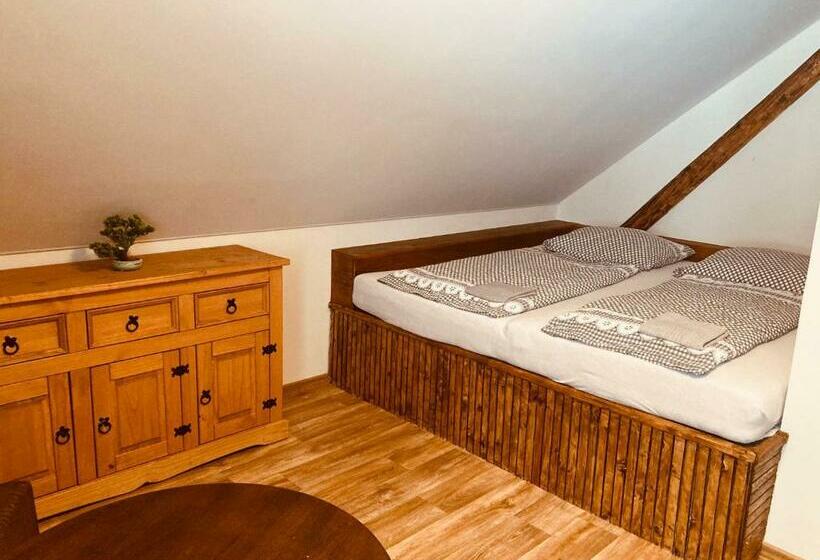 膳宿费 Penzion, Restaurace Jaro Věšín Brdy