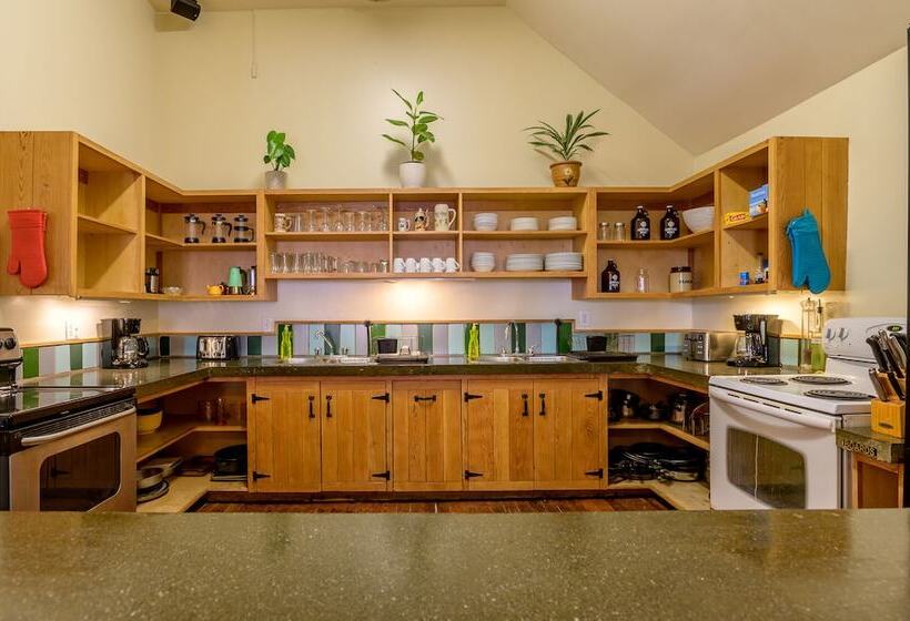 Общежитие Riding Fool Accommodation