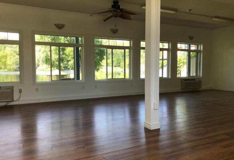 فندق صغير The Cove Inn