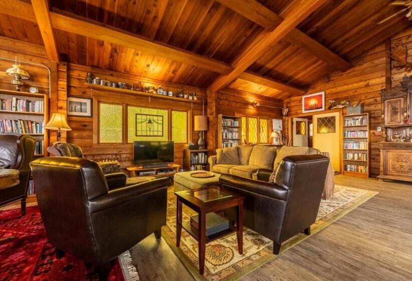 צימר Alert Bay Lodge