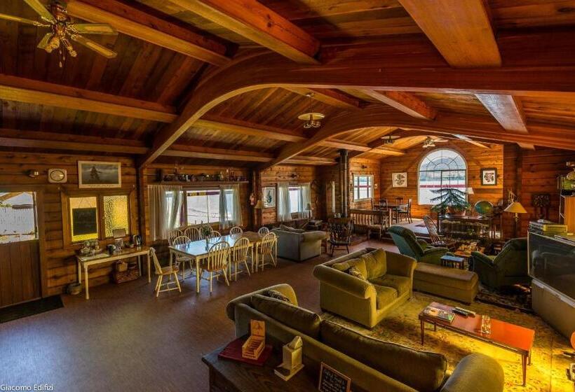 צימר Alert Bay Lodge