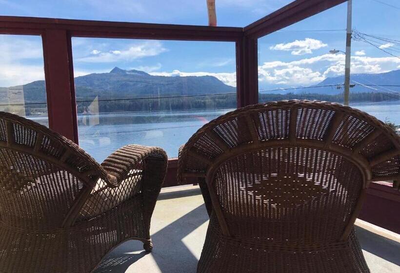 צימר Alert Bay Lodge