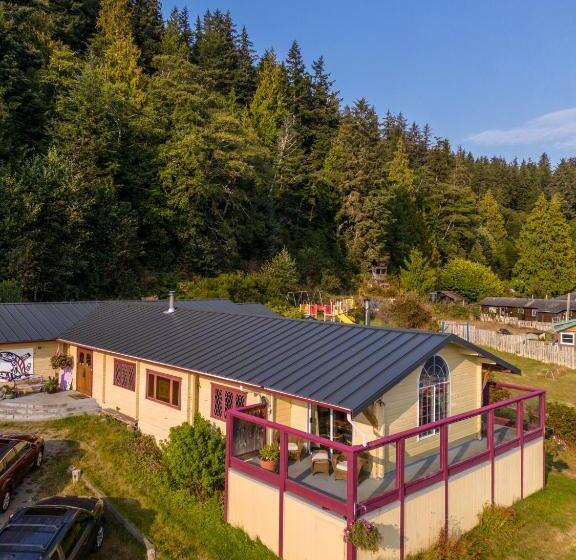 צימר Alert Bay Lodge