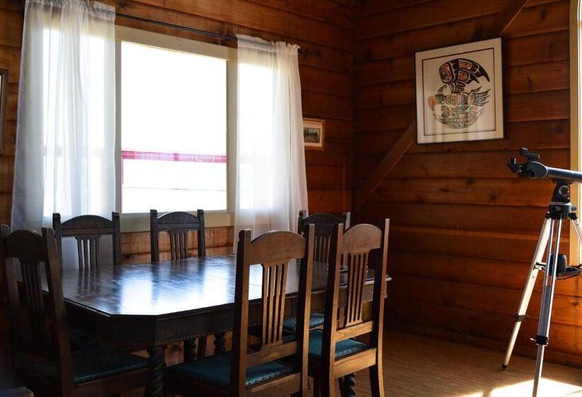 צימר Alert Bay Lodge