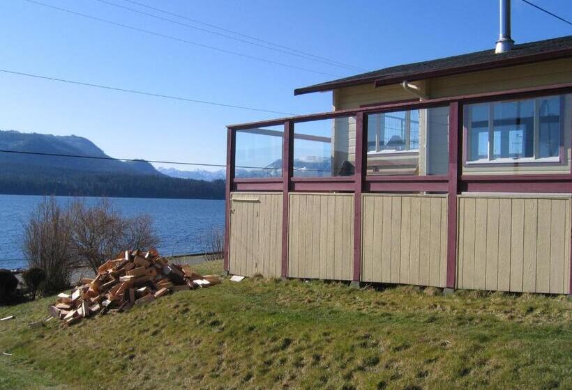 צימר Alert Bay Lodge