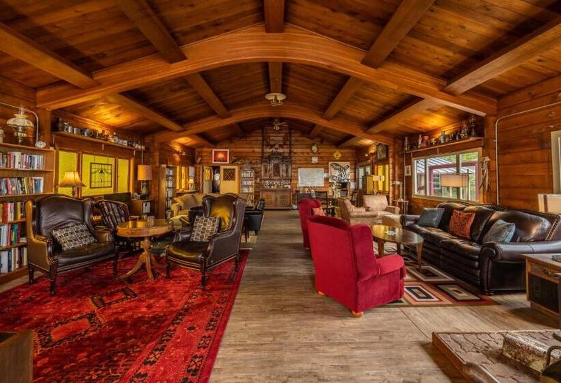 צימר Alert Bay Lodge