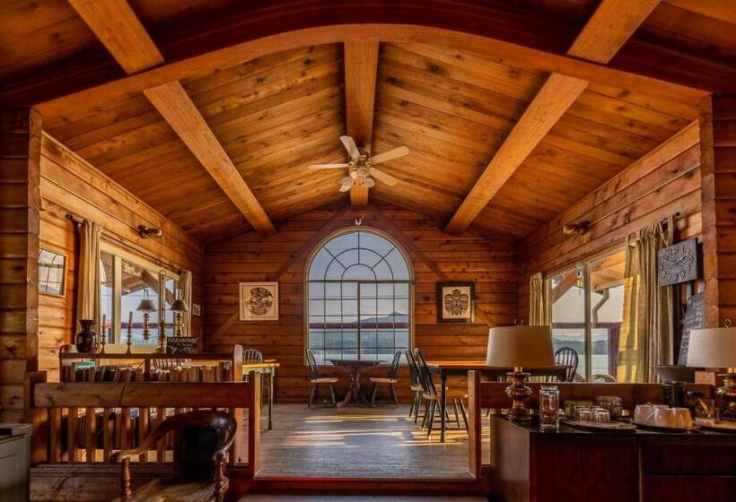 צימר Alert Bay Lodge