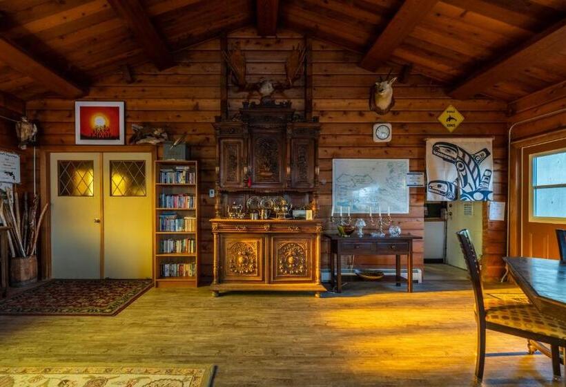 צימר Alert Bay Lodge