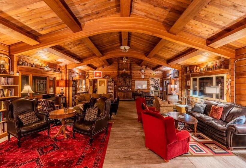 צימר Alert Bay Lodge