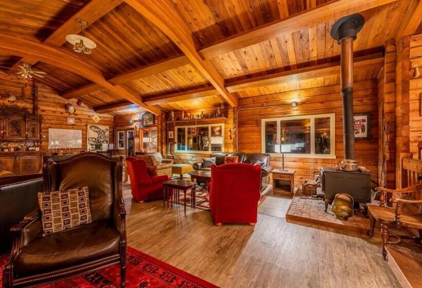 צימר Alert Bay Lodge