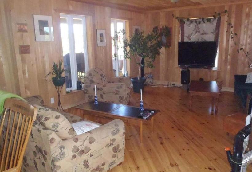 Gîte La Maison Chez J.p. Bed And Breakfast