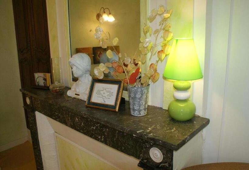 Отель Hôtel Le Dauphin