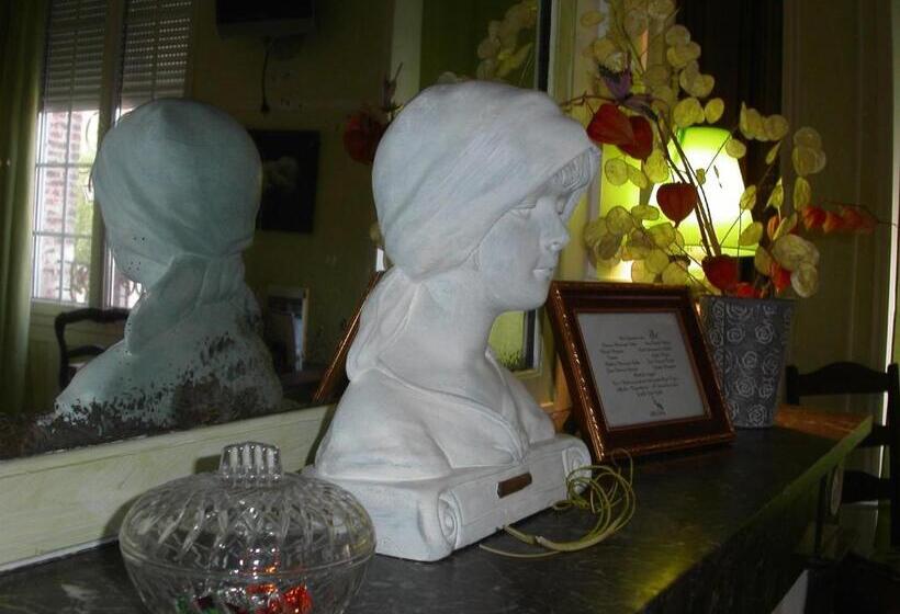 Отель Hôtel Le Dauphin