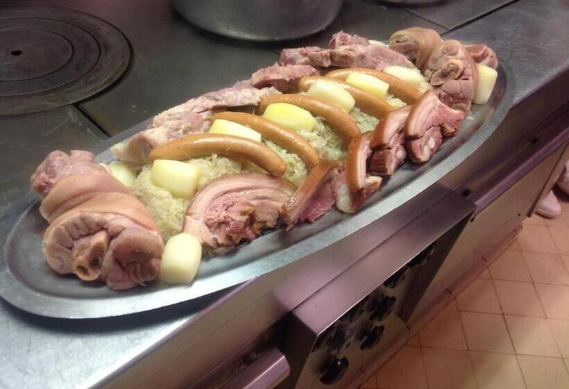 Отель Hôtel Le Dauphin