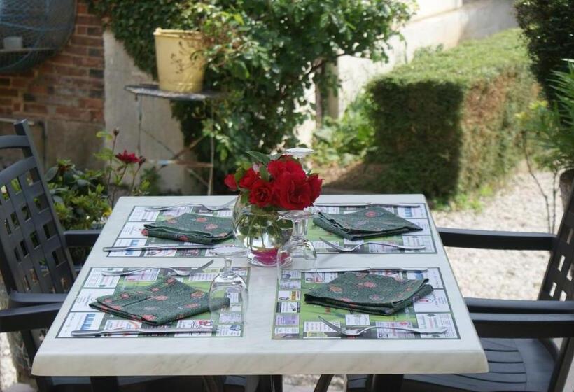 Отель Hôtel Le Dauphin