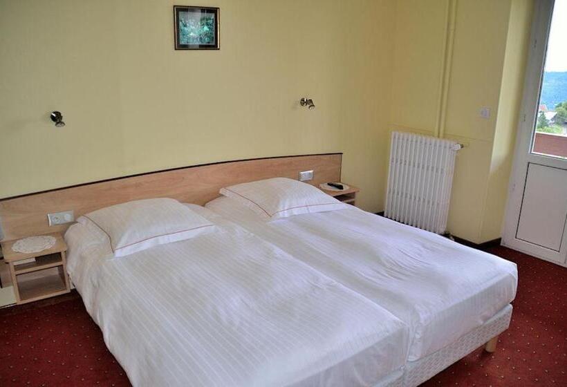 ホテル Hôtel Restaurant Roess