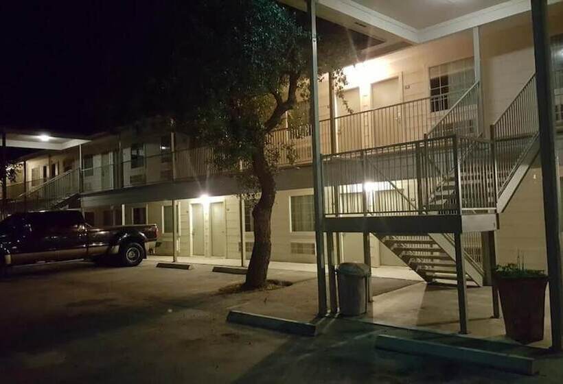 모텔 Cedar Creek Inn