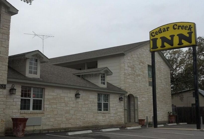 모텔 Cedar Creek Inn