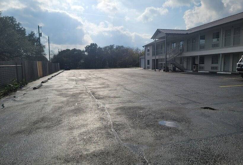 モーテル Cedar Creek Inn