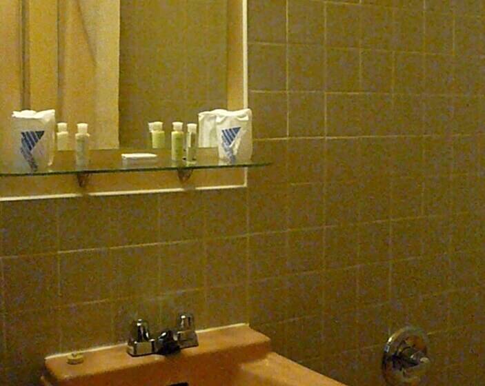 فندق على الطريق Red Top Motor Inn