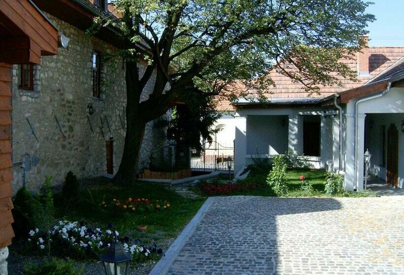 ペンション Trifecta Udvarház