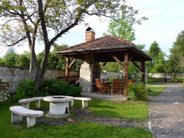 ペンション Trifecta Udvarház